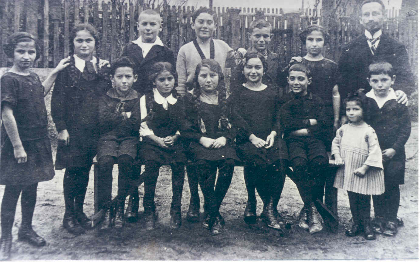 Lehrer Moses Sonn mit Schülern der jüdischen Schule Buttenwiesen, ca. 1925 | Bild: Sammlung Franz Xaver Neuner, Buttenwiesen